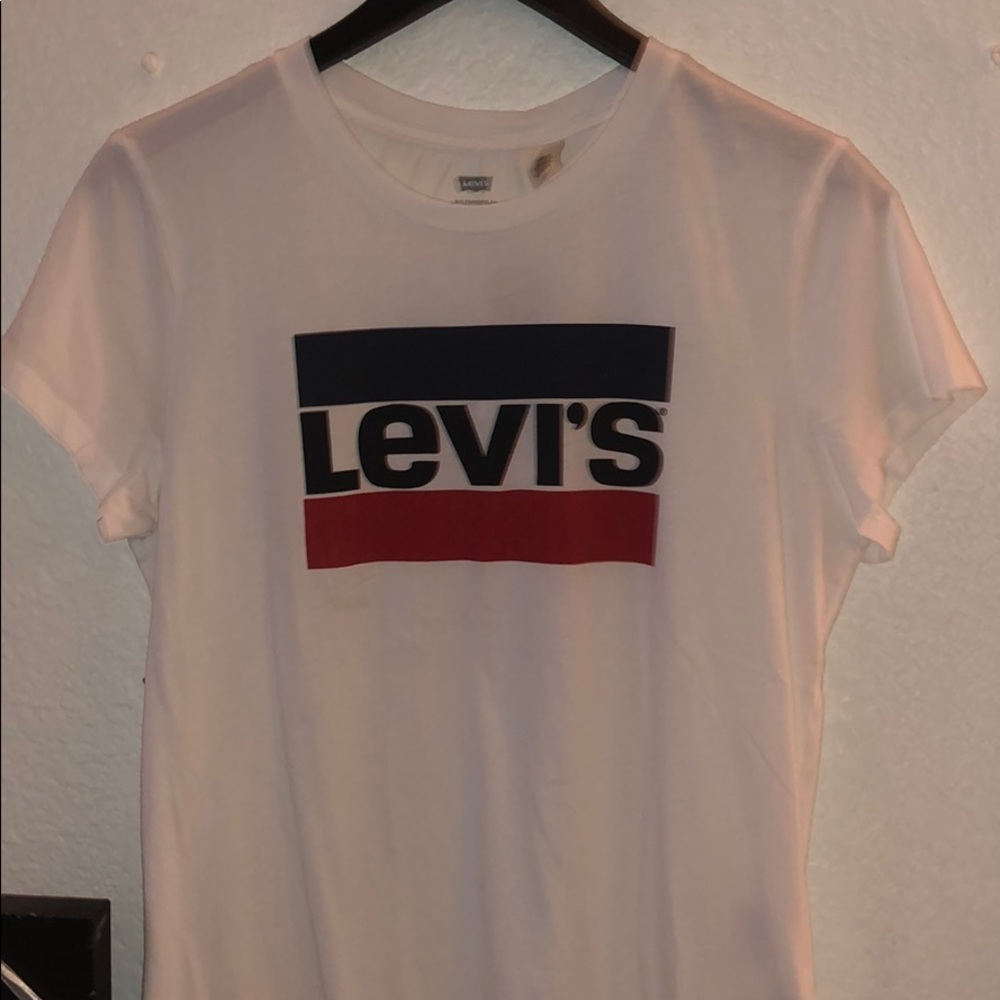 White Levi’s T-shirt. Never worn with tags